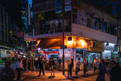 人们在夜间走在大街上
